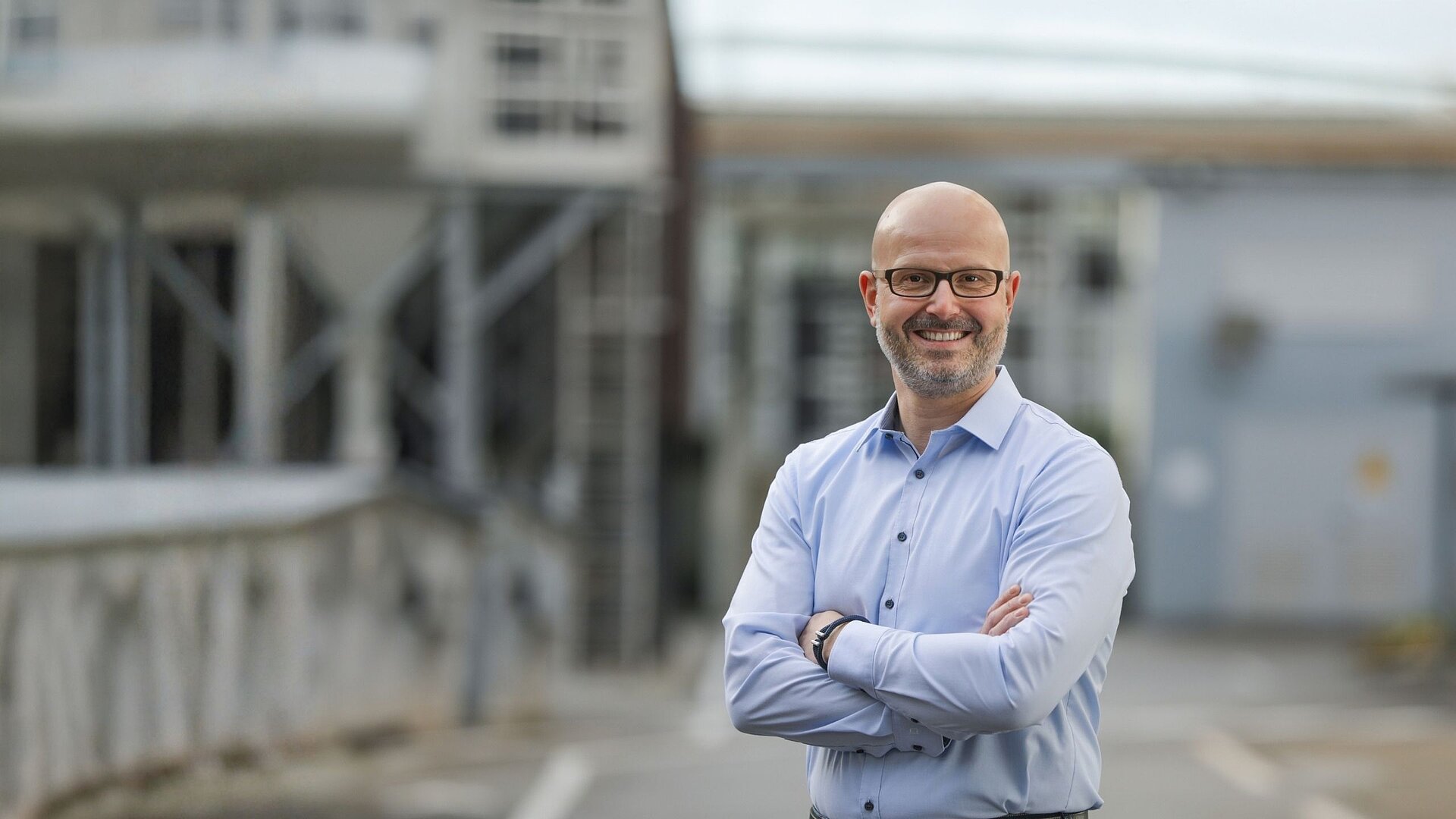 Dr.-Ing. Roman Preuss, Vice President Development at CeramTec, smiling with arms crossed — BUZZ BIOLOX® newsletter header.