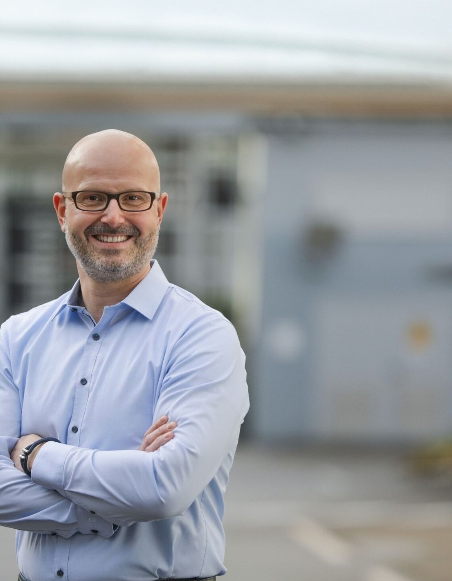 Dr.-Ing. Roman Preuss, Vice President Development at CeramTec, smiling with arms crossed — BUZZ BIOLOX® newsletter header.