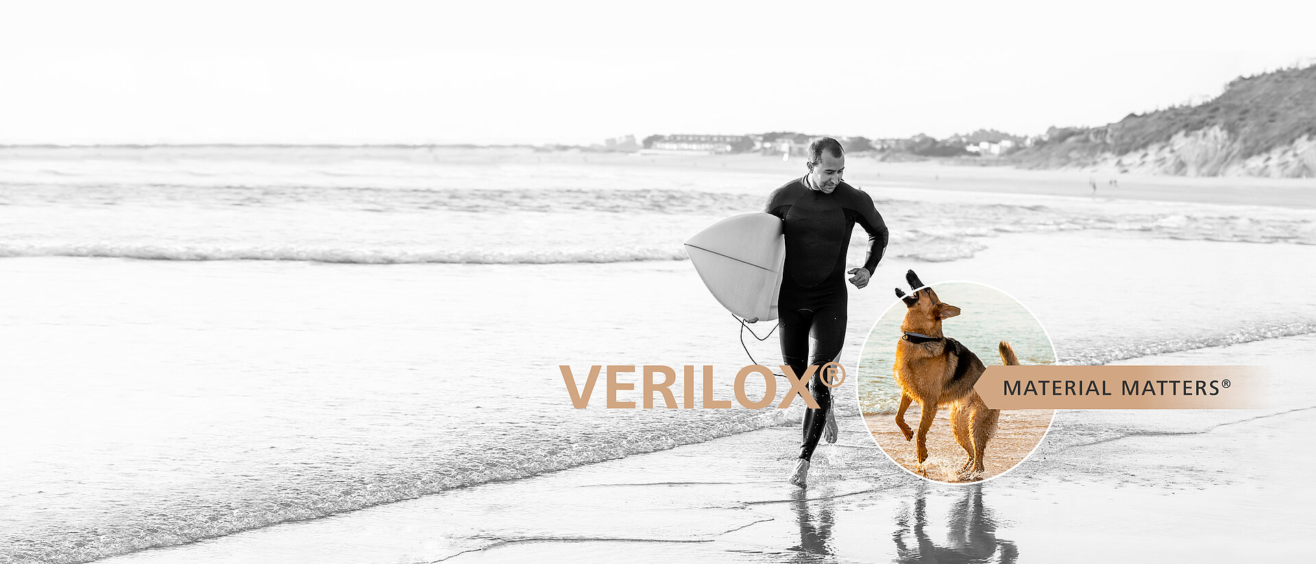 VERILOX® | Veterinary Orthopedics with Ceramic Implants for Dogs and Cats A man walks on the beach with a surfboard, accompanied by a dog. The image highlights Verilox® ceramic implants in veterinary orthopedics for dogs and cats.